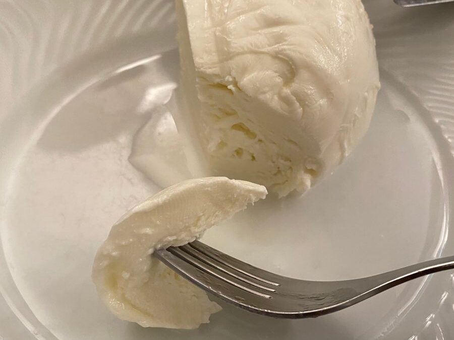 Come si mangia la mozzarella di bufala, i consigli del caseificio Di Santo