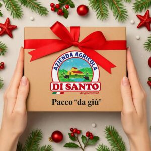 Il Pacco da Giù del Caseificio Di Santo è un box regalo che racchiude i migliori prodotti tipici campani: mozzarella di latte di bufala, salumi, conserve e dolci artigianali. L’idea perfetta per chi ama i sapori genuini e autentici del Sud Italia.