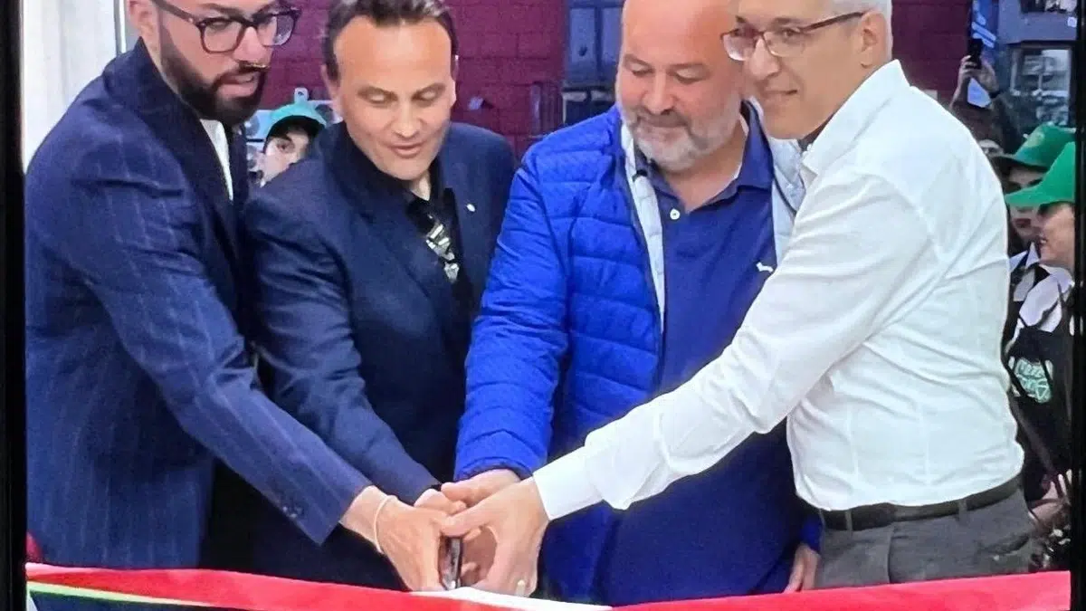 Michele di Esperienza Napoli e i Fratelli Di Santo tagliano il nastro all’inaugurazione del primo punto vendita Mozzacone a Napoli